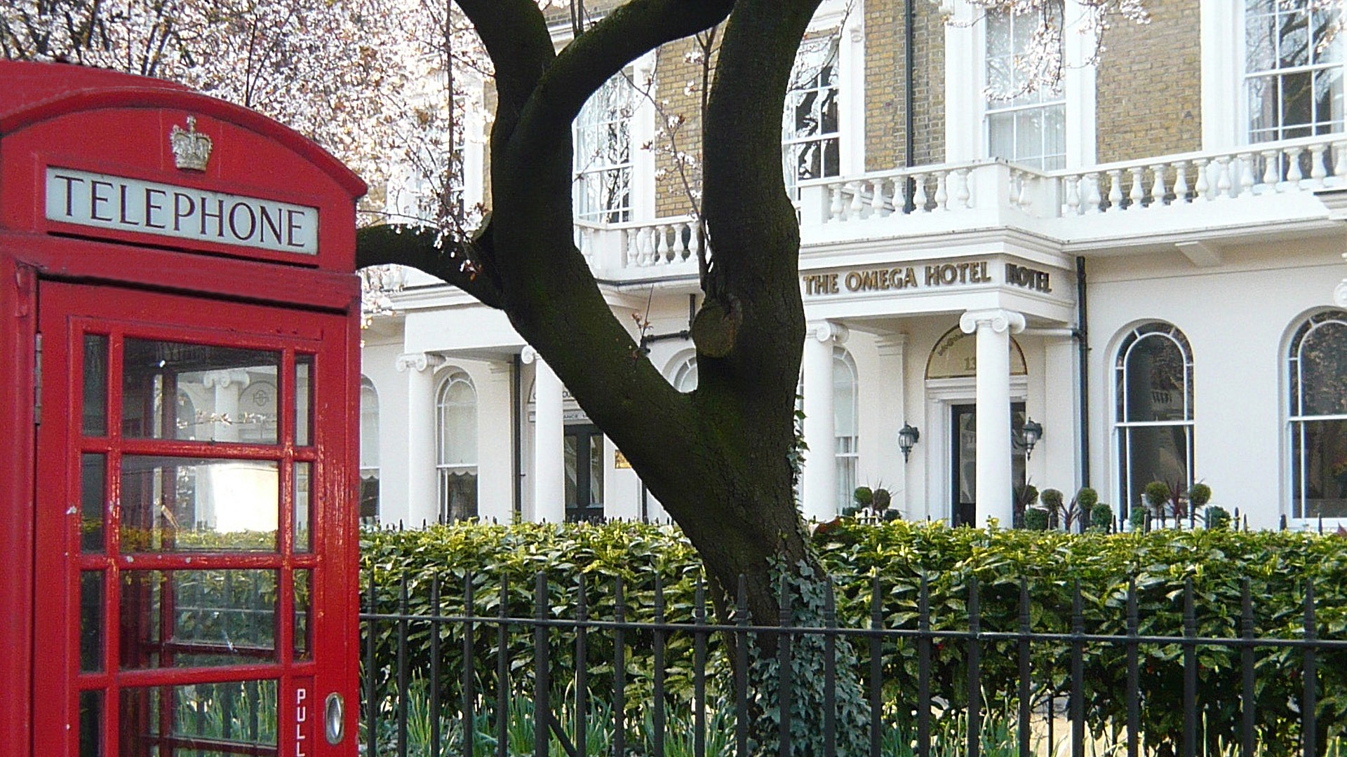 phone-box-in-front-of-omega-hotel-paddington-london-cloned-out-olympic